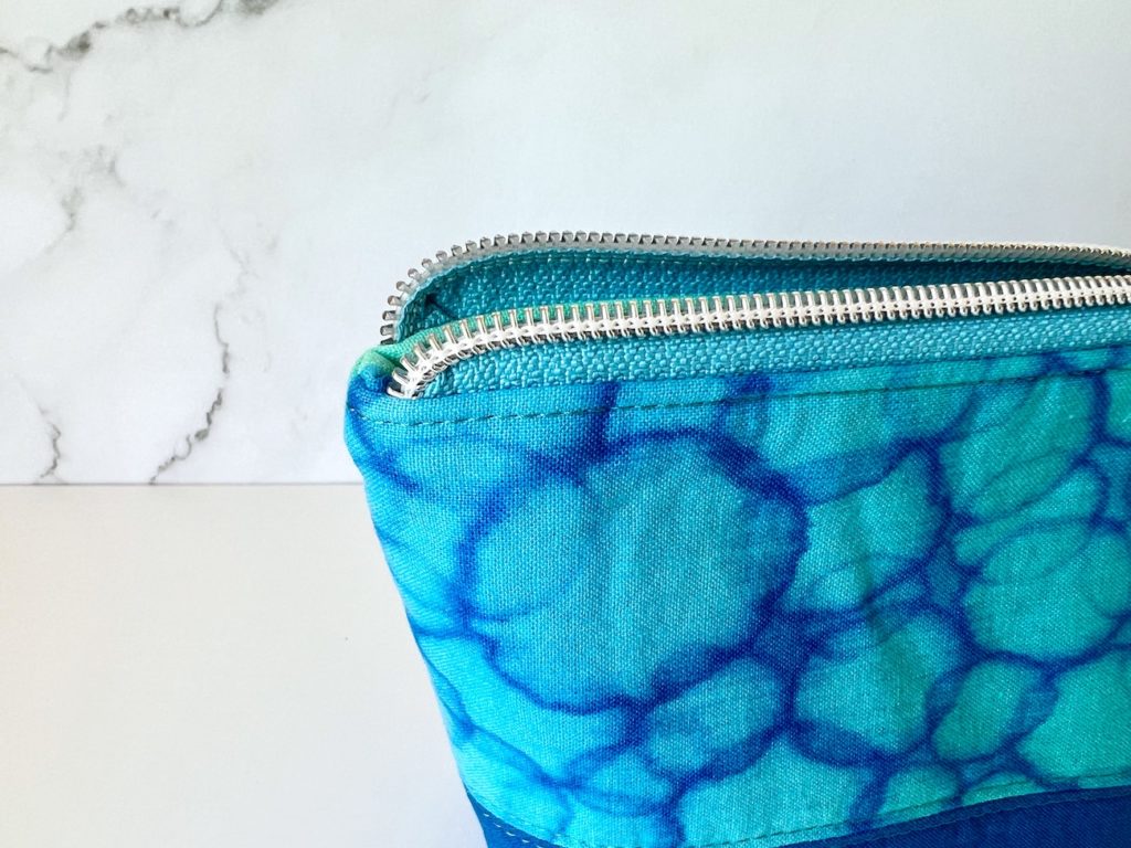 Curved zipper in the top seam on the finished zipper pouch